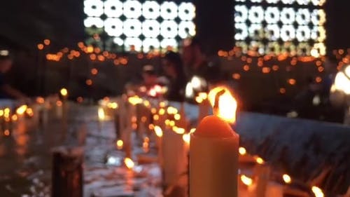 人们在教堂里点燃蜡烛 · 免费素材视频