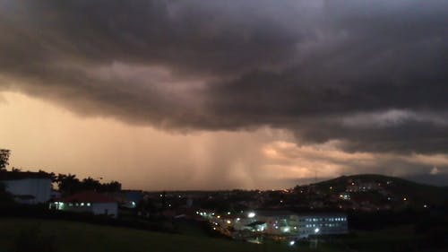 乌云笼罩着这座城市的雨 · 免费素材视频