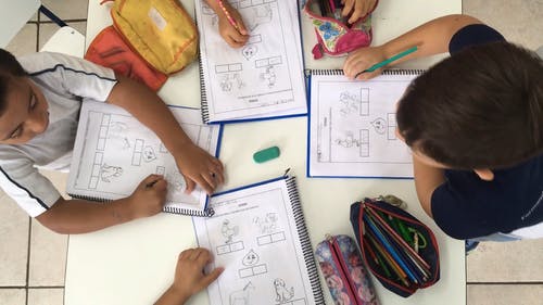 孩子们在做学校作业 · 免费素材视频