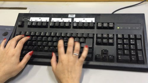 手在电脑键盘 · 免费素材视频