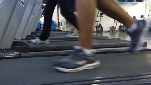 人们使用跑步机 · 免费素材视频