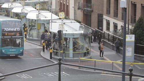 在公交车站等车的人 · 免费素材视频