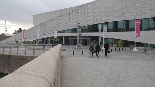 人们去商业机构 · 免费素材视频