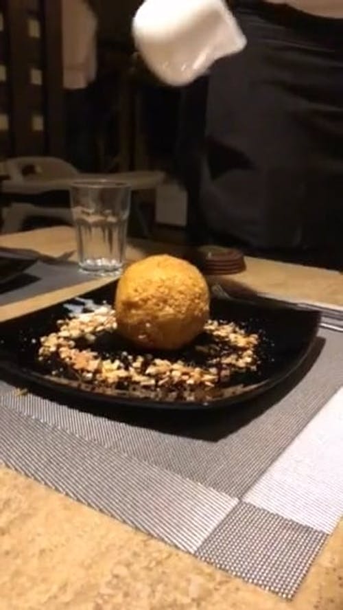 厨师在烹饪中展示艺术 · 免费素材视频