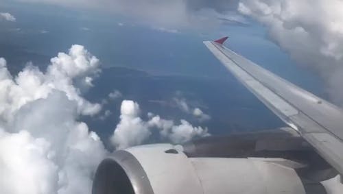 飞机穿越云层 · 免费素材视频