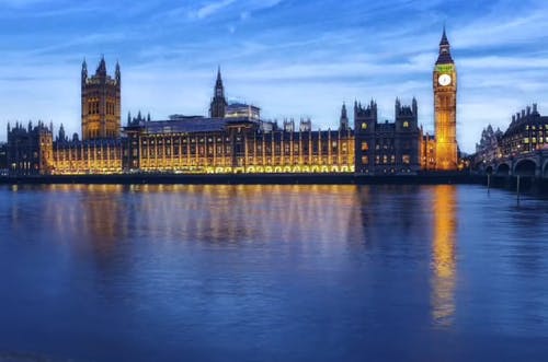 发光的塔和建筑物 · 免费素材视频