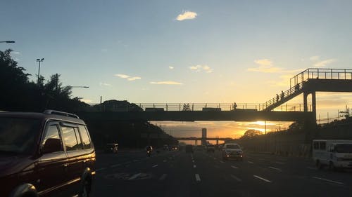 日落美景的道路上的车辆 · 免费素材视频