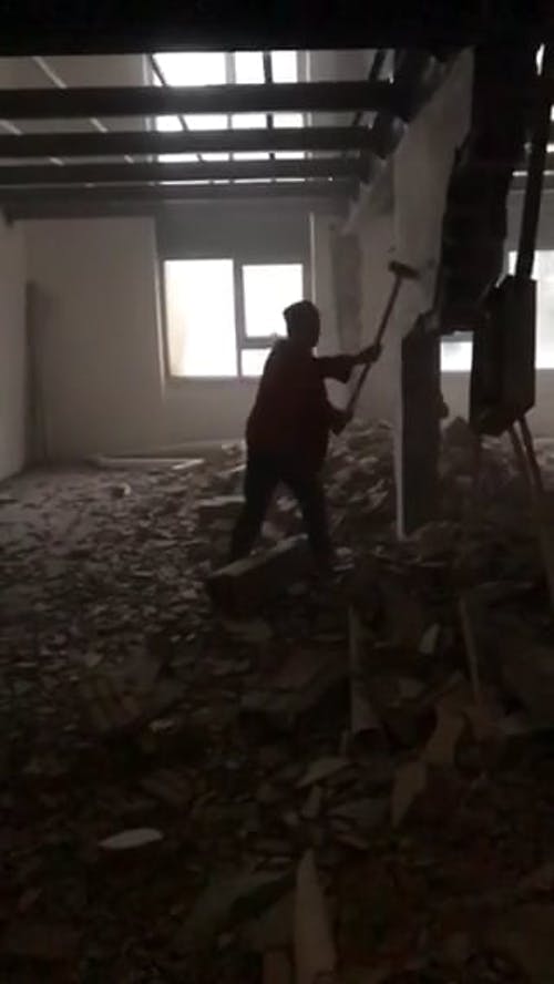 男子拆除建筑物的墙壁 · 免费素材视频