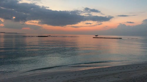 平静的海滩，日落美景 · 免费素材视频