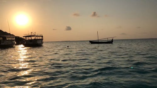 在海滩上的日落美景 · 免费素材视频