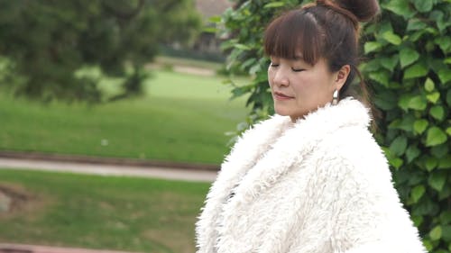 亚洲女人试穿她的香水 · 免费素材视频