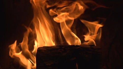 燃烧的木柴的特写视图 · 免费素材视频