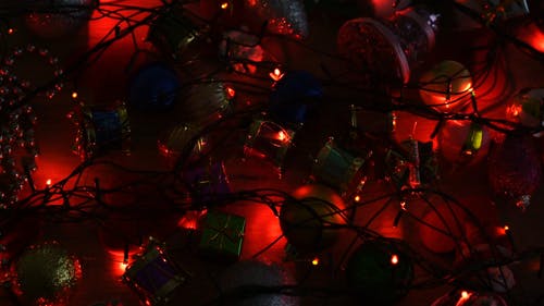 圣诞饰品和跳舞灯 · 免费素材视频