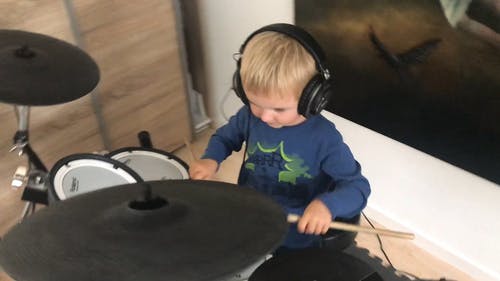 男孩玩鼓 · 免费素材视频
