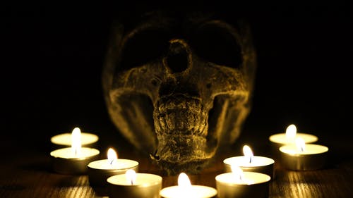 头骨与点燃的茶蜡烛 · 免费素材视频