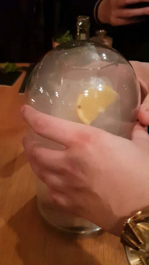 柠檬片鸡尾酒喝 · 免费素材视频