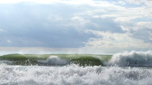 海浪冲到岸边 · 免费素材视频