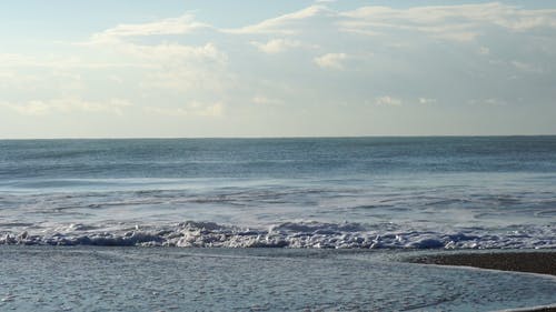 海滩与大浪的视图 · 免费素材视频