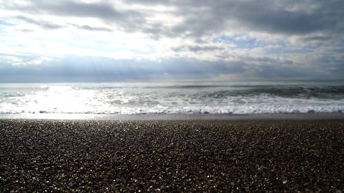 低角度拍摄的海浪冲向岸 · 免费素材视频