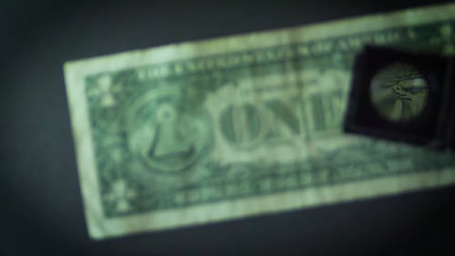 在美元的钞票上使用放大镜的人 · 免费素材视频