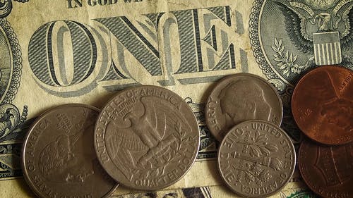 美元的钞票和各种各样的硬币 · 免费素材视频