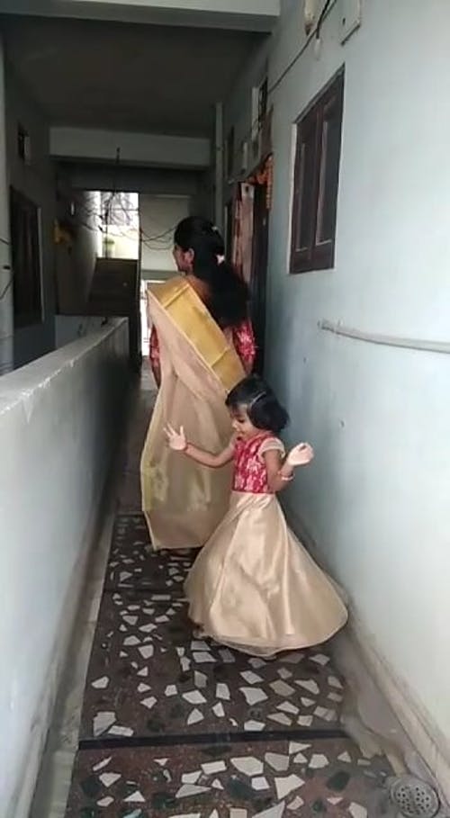 印度母亲和儿童的传统服饰 · 免费素材视频