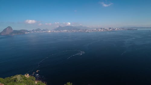 一个岛在海中的鸟瞰图 · 免费素材视频