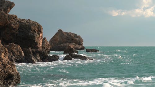 海浪冲向岩石 · 免费素材视频
