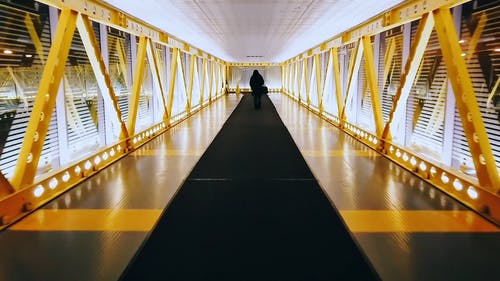 在行人天桥上行走的人 · 免费素材视频