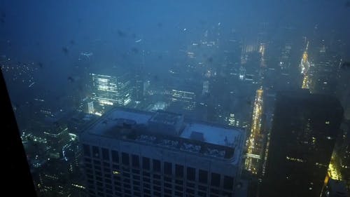 有雾的城市鸟瞰图 · 免费素材视频