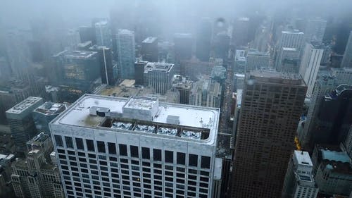 从窗户看高层建筑 · 免费素材视频