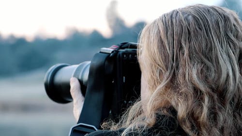 摄影师用数码单反相机拍照 · 免费素材视频