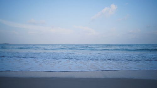 海浪冲到岸边 · 免费素材视频
