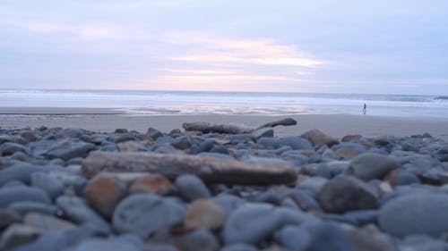低角度拍摄的海滩与岸上的石头 · 免费素材视频