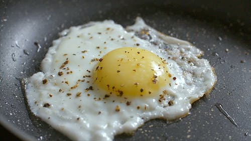 鸡蛋煮好的一面朝上的特写视图 · 免费素材视频