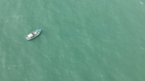 一条空船在海中的鸟瞰图 · 免费素材视频