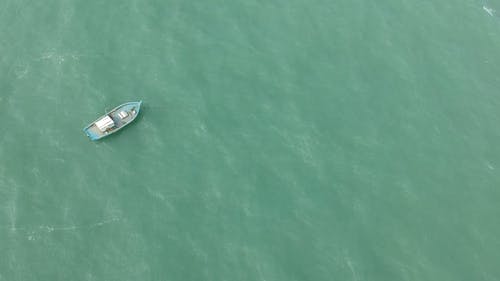 一条空船在海中的鸟瞰图 · 免费素材视频