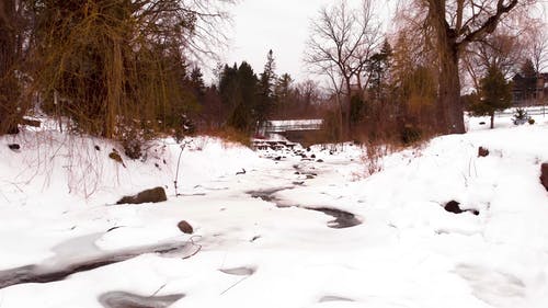 无人机拍摄的冰冻的河 · 免费素材视频