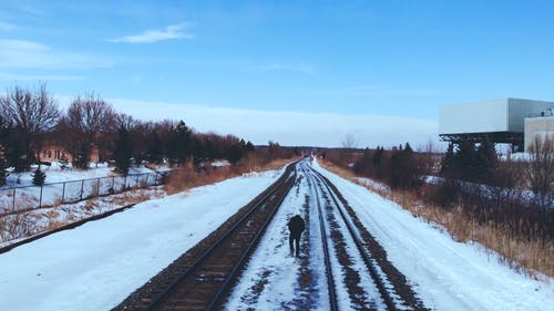 冬季在铁路上行走的人的照片 · 免费素材视频