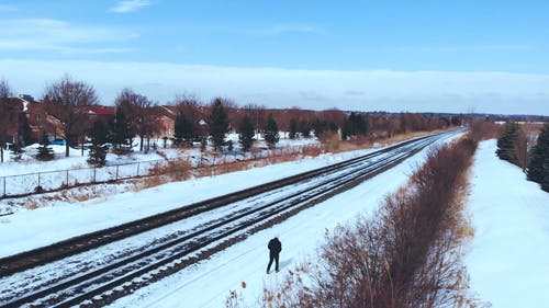 冬天在铁路旁边行走的人 · 免费素材视频
