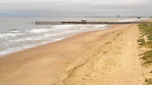 海滩与棕沙的鸟瞰图 · 免费素材视频