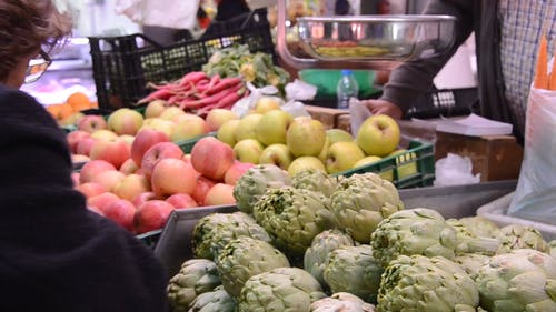 女人买水果在市场上 · 免费素材视频