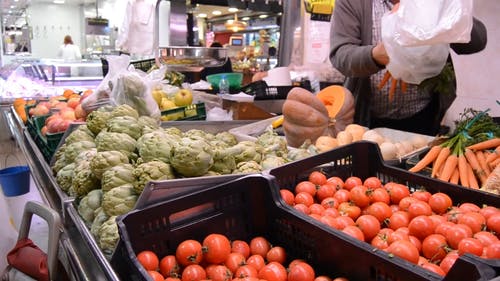 老妇人买各种蔬菜 · 免费素材视频