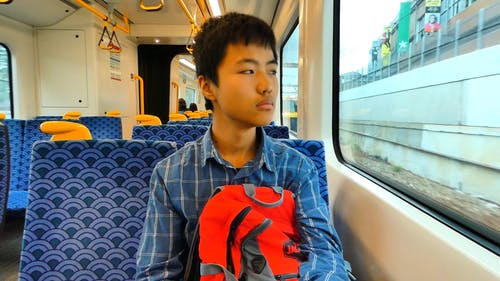 男孩骑在一列火车 · 免费素材视频