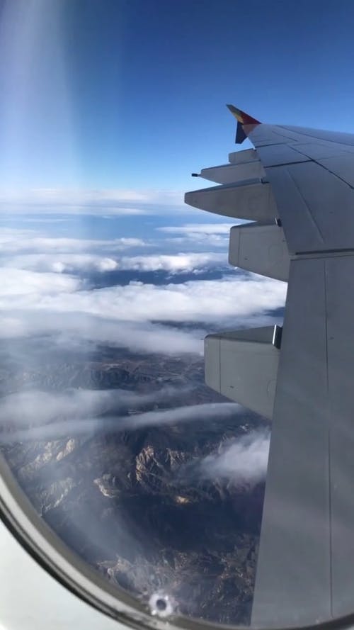 飞机机翼从窗口的视图 · 免费素材视频