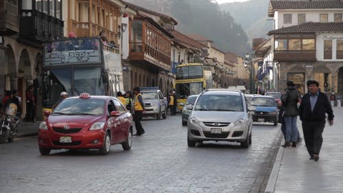 道路上的汽车 · 免费素材视频