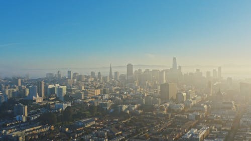 有雾的城市鸟瞰图 · 免费素材视频