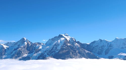 雪覆盖山在蓝蓝的天空下 · 免费素材视频