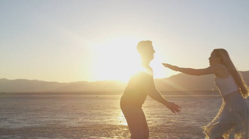 夫妇在日落背景上跳舞 · 免费素材视频