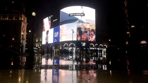 城市商务中心的照明广告牌 · 免费素材视频